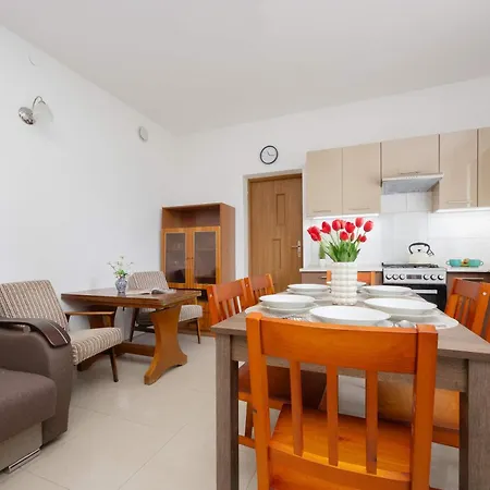 Spacious House With Parking & Garden By Renters 펜션