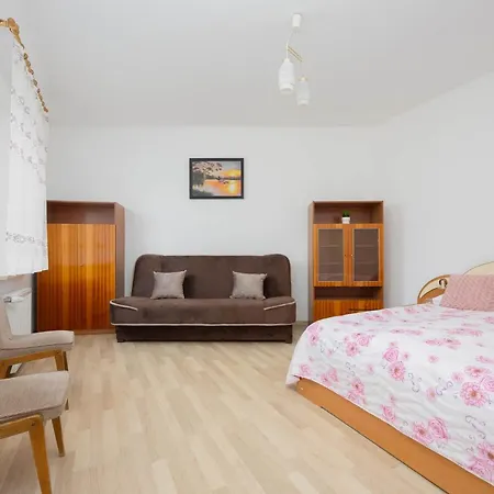 Spacious House With Parking & Garden By Renters 펜션 *