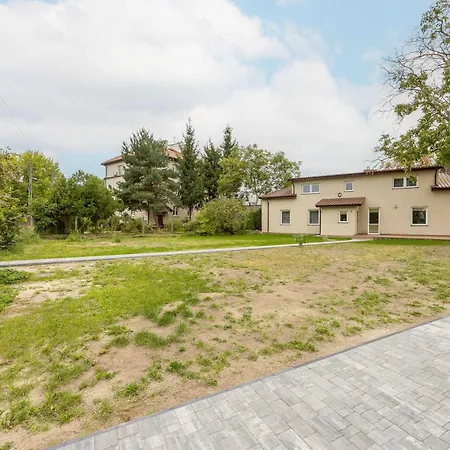 Spacious House With Parking & Garden By Renters