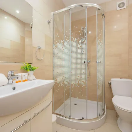 Spacious House With Parking & Garden By Renters 펜션