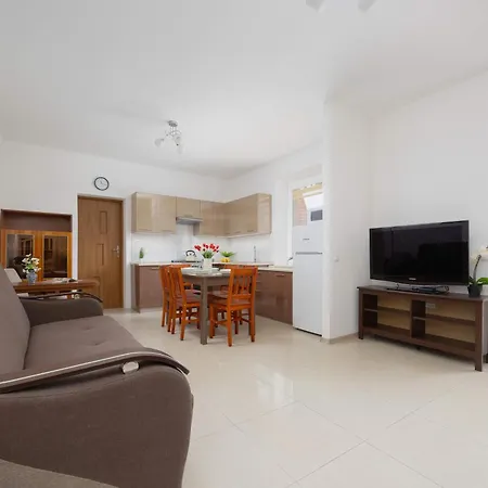 Spacious House With Parking & Garden By Renters 펜션