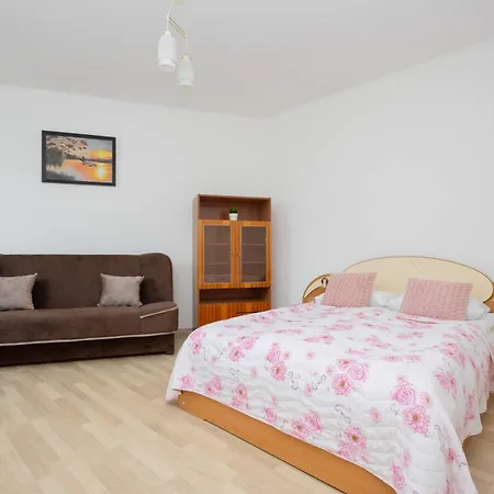 Spacious House With Parking & Garden By Renters 펜션 *