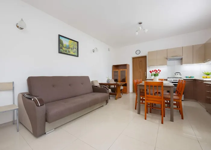 Spacious House With Parking & Garden By Renters בית נופש *