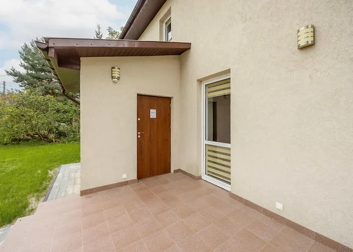 Spacious House With Parking & Garden By Renters