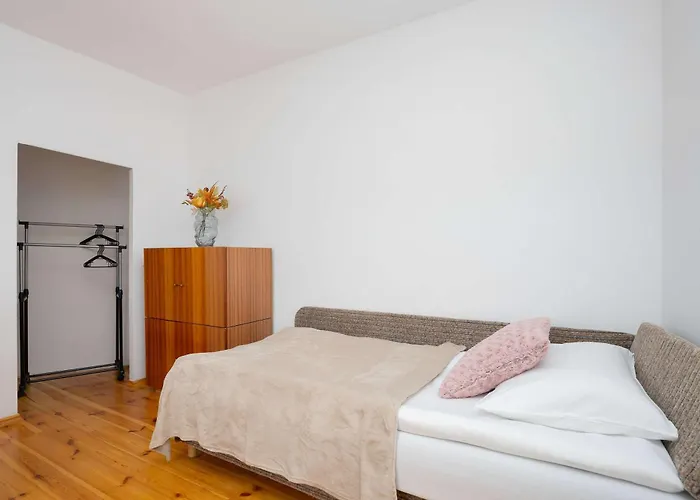 Spacious House With Parking & Garden By Renters בית נופש *