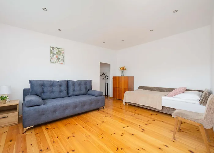 Spacious House With Parking & Garden By Renters בית נופש *