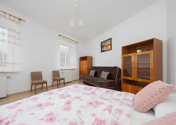 Vakantiehuis Spacious House With Parking & Garden By Renters *