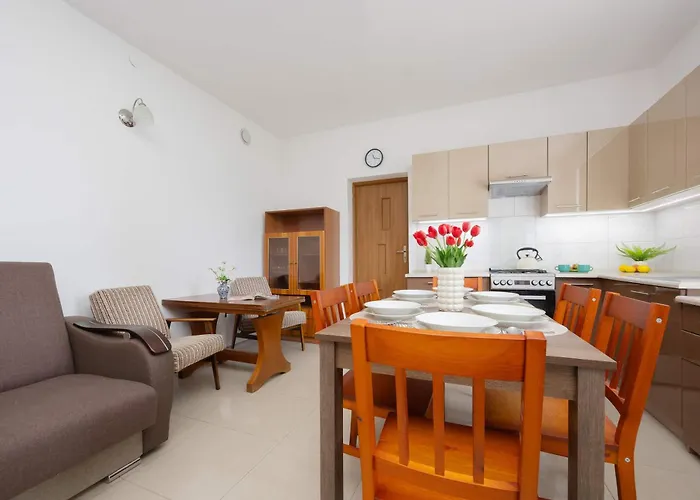 Spacious House With Parking & Garden By Renters בית נופש