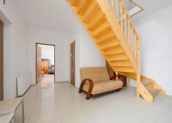 Vakantiehuis Spacious House With Parking & Garden By Renters