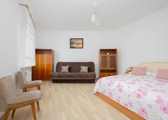 Spacious House With Parking & Garden By Renters בית נופש *