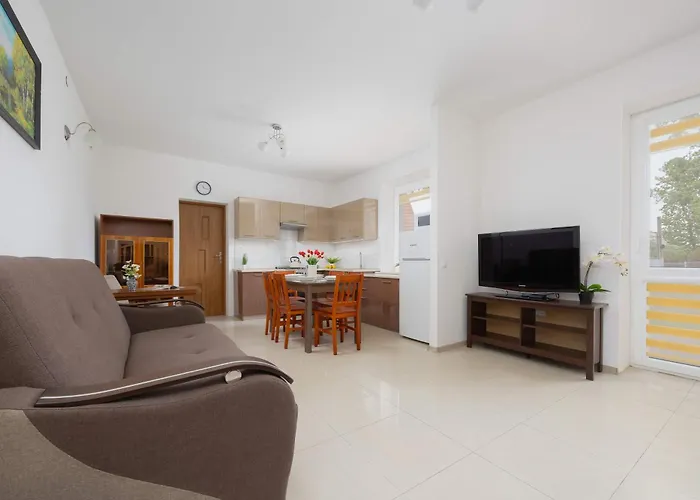 Spacious House With Parking & Garden By Renters בית נופש