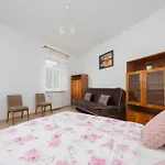 بيت للعطل Spacious House With Parking & Garden By Renters *