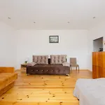 Spacious House With Parking & Garden By Renters *