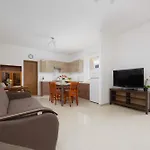 Spacious House With Parking & Garden By Renters بيت للعطل