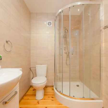 Ferienhaus Spacious House With Parking & Garden By Renters *