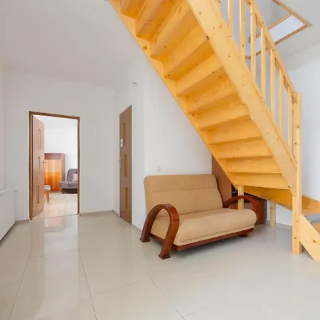 Ferienhaus Spacious House With Parking & Garden By Renters
