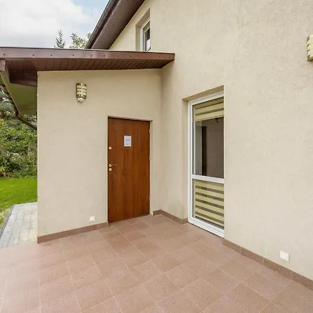 Spacious House With Parking & Garden By Renters