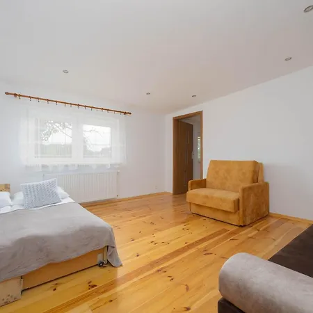 Spacious House With Parking & Garden By Renters